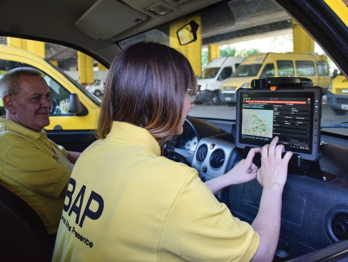 Equipo de Buenos Aires Presente trabajando en la calle