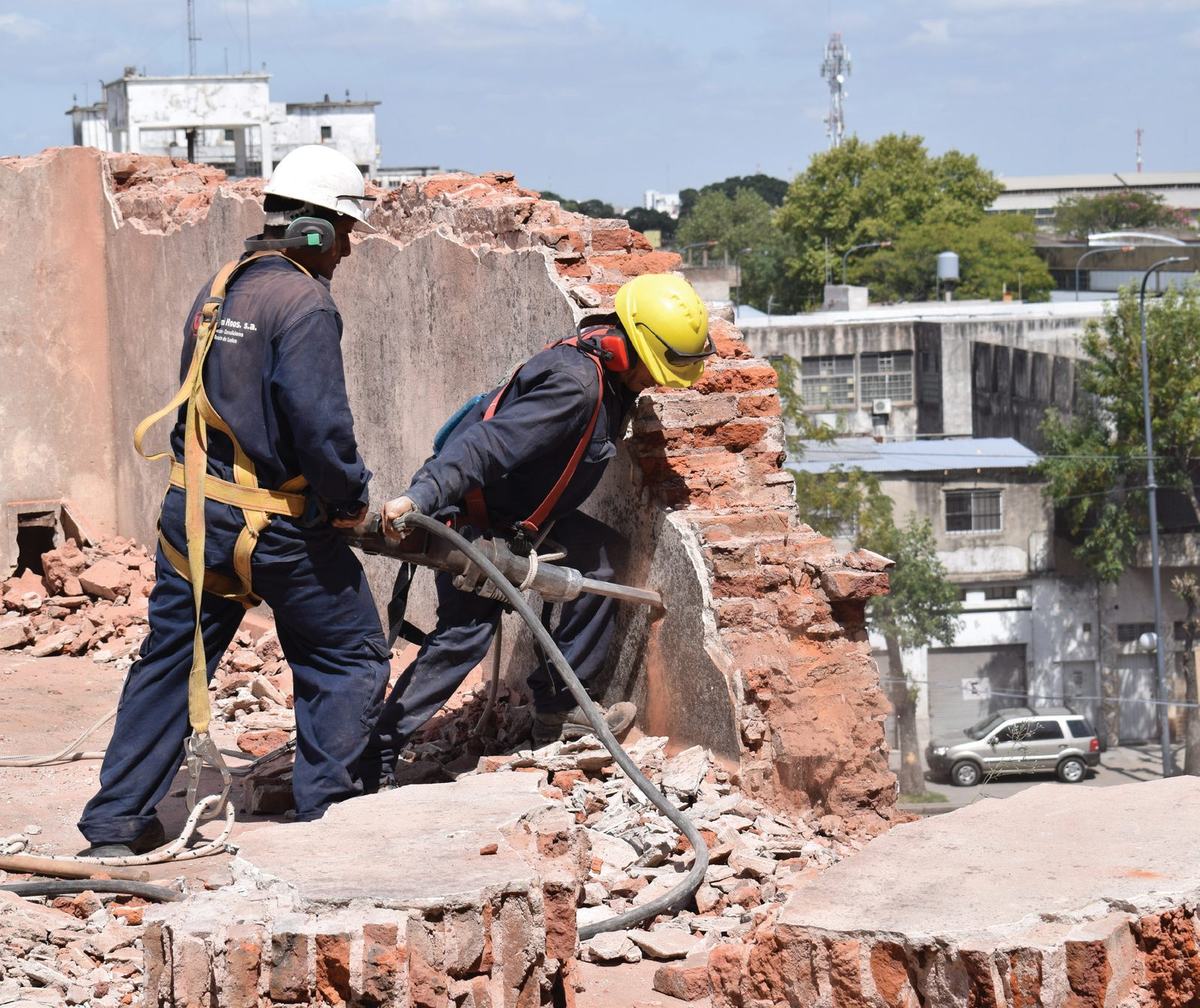 Obreros durante la demolición manual