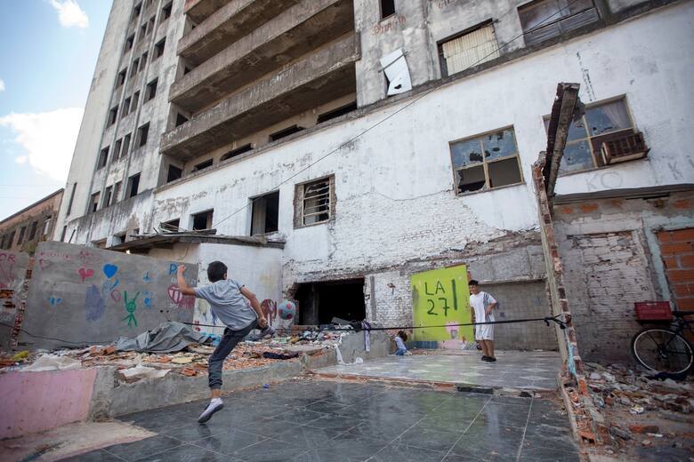 Chicos del barrio jugando al pie del edificio