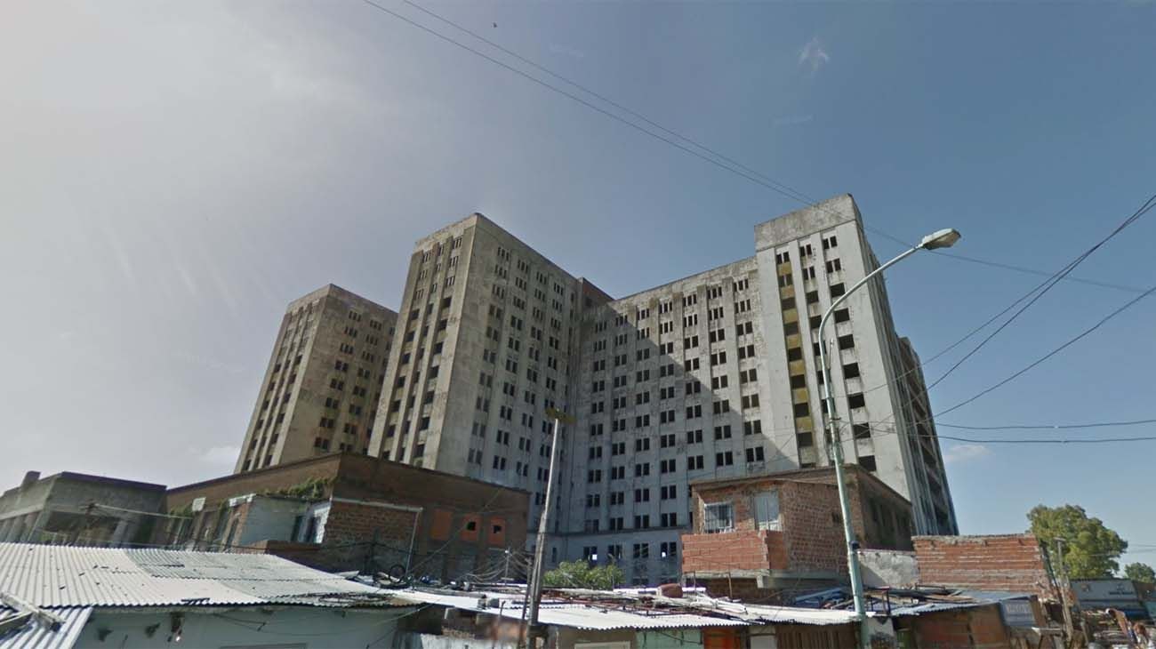 El edificio elevándose sobre las casas de la Villa 15