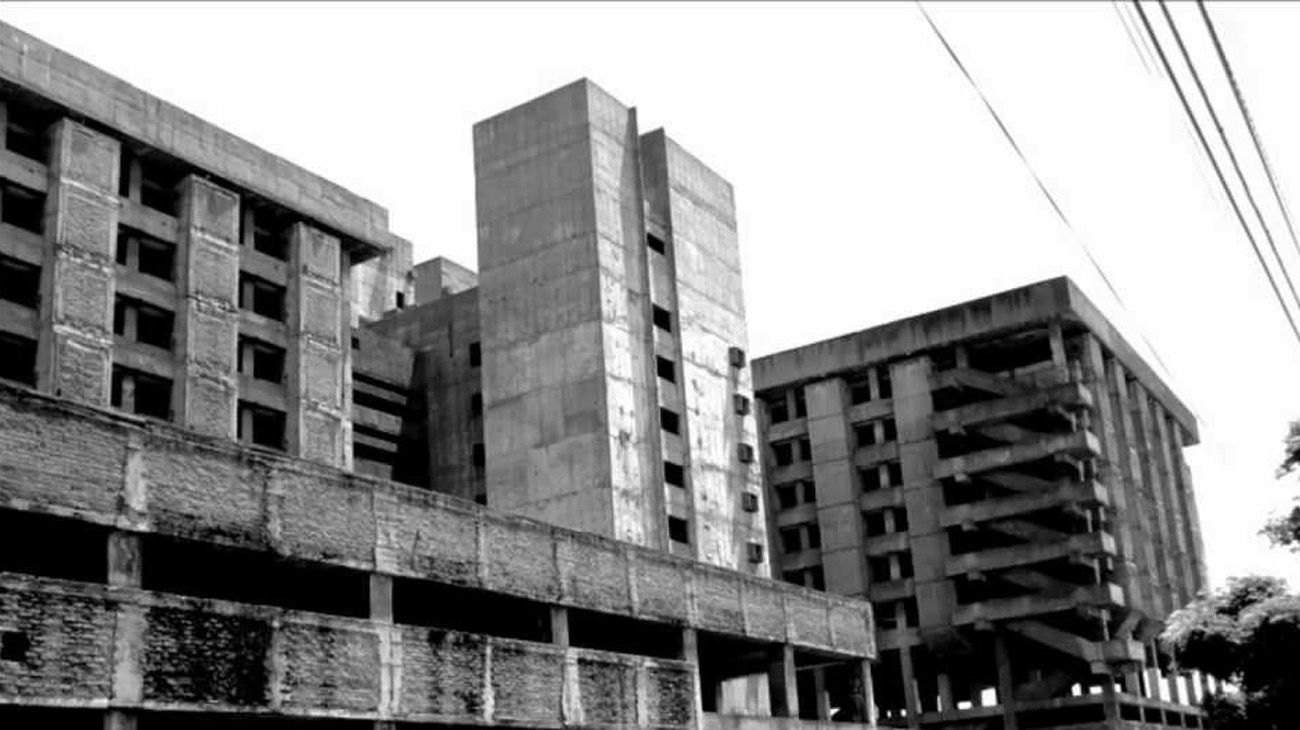 La estructura inconclusa del hospital, abandonada