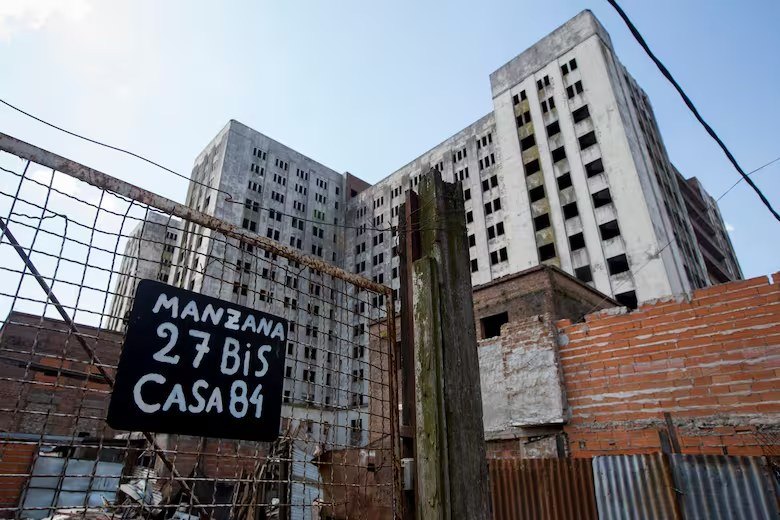 Carteles de manzana y casa en el asentamiento, al pie del edificio